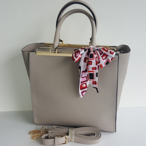 Handbags - 💕Gorgeous  Gray bag💕